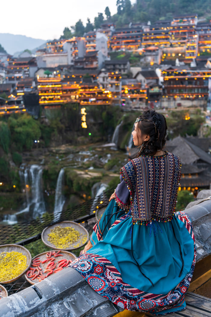 Mujer china observando al horizonte