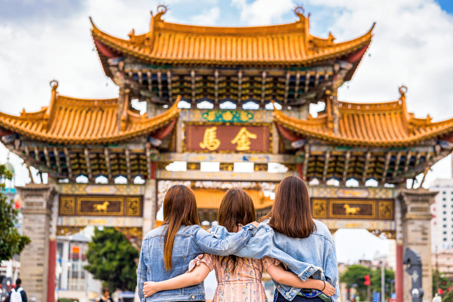 familia de vacaciones viendo un templo Chino