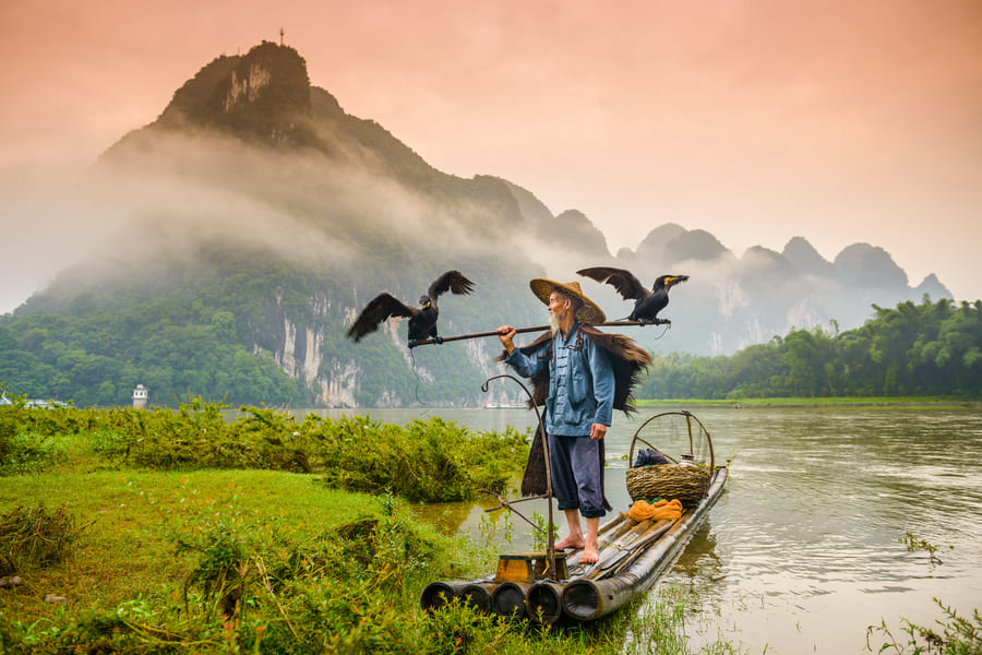 Paisaje en yangshuo y un hombre pescador de yangshuo